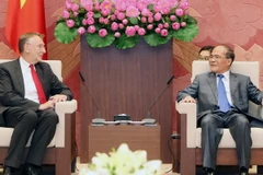 Chủ tịch Quốc hội Nguyễn Sinh Hùng tiếp Chủ tịch Ủy ban thương mại quốc tế của Nghị viện châu Âu Bernd Lange. (Ảnh: Nhan Sáng/TTXVN) 