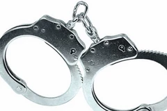 Bắt giữ người trái pháp luật, nguyên 2 cán bộ công an lĩnh án