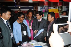 Đại sứ Việt Nam tại Nam Phi Lê Huy Hoàng giới thiệu sản phẩm của Việt Nam tham gia hội chợ thương mại quốc tế Saitex. Ảnh minh họa. (Ảnh: Minh Đức/Vietnam