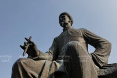 Tượng Danh nhân văn hóa thế giới Nguyễn Du tại Di tích quốc gia đặc biệt Khu lưu niệm Nguyễn Du. (Ảnh: Báo Ảnh Việt Nam/TTXVN)