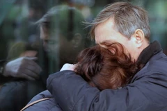 Thân nhân hành khách chuyến bay KGL-9268 thể hiện sự đau buồn ở sân bay sân bay Pulkovo, St.Petersburg. (Nguồn: TASS) 