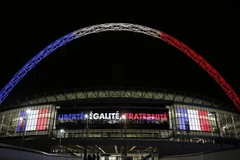 Sân vận động Wembley được thắp sáng bằng ba màu cờ Pháp để chia sẻ với các nạn nhân trong vụ khủng bố tại Paris. (Nguồn: Getty Images) 