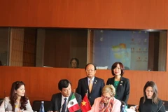 Bộ trưởng Hoàng Tuấn Anh và Đại sứ Lê Linh Lan (đứng sau) chứng kiến lễ ký Thỏa thuận hợp tác văn hóa Mexico-Việt Nam tại Mexico City. (Ảnh: Việt Hòa/Vietnam+) 