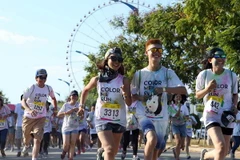 Đông đảo người dân và du khách tham gia đường chạy sắc màu. (Ảnh: Trần Lê Lâm/Vietnam+) 
