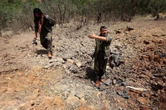 Thành viên đảng PKK đứng tại một địa điểm bị máy bay Thổ Nhĩ Kỳ oanh kích. (Ảnh: AFP)