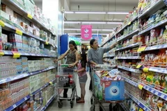 Hàng tiêu dùng vẫn "cố thủ" cho dù giá xăng đã giảm liên tiếp