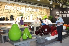 Đồ gỗ Việt Nam thu hút khách tham quan tại hội chợ ở Singapore