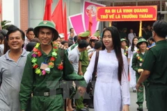 Người thân tiễn các thanh niên lên đường nhập ngũ. (Ảnh: Xuân Dự/TTXVN)