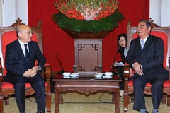 Thường trực Ban Bí thư Lê Hồng Anh tiếp ông Mubariz Gurbanli, Phó Bí thư Điều hành Đảng “Azerbaijan mới”. (Ảnh: Doãn Tấn/TTXVN) 