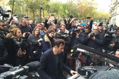 Người đàn ông vô danh chơi bản Imagine trước cửa nhà hát Bataclan sáng 14/11 (Nguồn: Twitter)