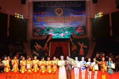 Ban Tổ chức trao huy chương vàng cho các nghệ sỹ với 5 tiết mục biểu diễn. (Ảnh: Minh Đức/TTXVN) 