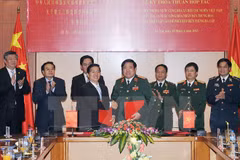 Đại tướng Phùng Quang Thanh, Ủy viên Bộ Chính trị, Bộ trưởng Bộ Quốc phòng Việt Nam và Thượng tướng Thường Vạn Toàn, Ủy viên Quốc vụ, Bộ trưởng Quốc phòng Trung Quốc thăm đồn Biên phòng Mường Khương (Ảnh: Trọng Đức/TTXVN)