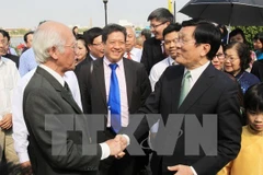 Chủ tịch nước Trương Tấn Sang với các kiều bào. (Ảnh: Nguyễn Khang/TTXVN)