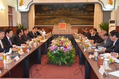 Quang cảnh buổi hội đàm giữa Thường trực Ban Bí thư Lê Hồng Anh và Trưởng Ban Thường trực Ban Thường vụ Trung ương CPP Sai Chhum. (Ảnh: Chí Hùng/Vietnam+)