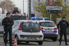 Cảnh sát Đức tăng cường kiểm soát tại sân bay, nhà ga. (Ảnh: Reuters)