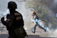 Thợ mỏ biểu tình đụng độ với cảnh sát ở Bolivia. (Nguồn: AFP)