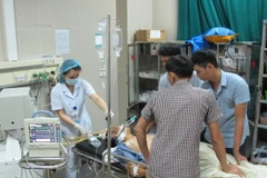 Bệnh nhân đang được điều trị tích cực tại Khoa Cấp cứu, Bệnh viện Đa khoa tỉnh Ninh Bình. (Ảnh: Đức Phương/TTXVN)