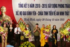 Đại diện các Ban, ngành Trung ương tặng hoa chúc mừng các đơn vị có thành tích xuất sắc trong thực hiện phong trào. (Ảnh: Ninh Đức Phương/TTXVN) 