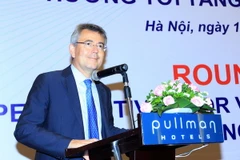 Trưởng phòng Đông Nam Á của OECD Alessandro Goglio phát biểu tại buổi tọa đàm. (Ảnh: An Đăng/TTXVN) 