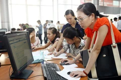 Tra cứu thông tin tại một trung tâm giới thiệu việc làm. (Ảnh minh họa: Anh Tuấn/TTXVN)