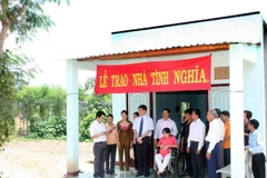 TTXVN bàn giao nhà tình nghĩa, tặng quà tết cho bà con Vân Kiều