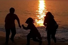 Trẻ em Việt vui chơi bên biển tại Angola. (Ảnh: Quỳnh Trang/Vietnam+) 