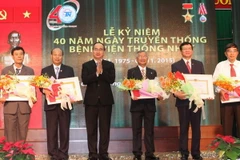 Chủ tịch Mặt trận Tổ quốc Việt Nam Nguyễn Thiện Nhân đã trao Huân chương Lao động hạng Ba cho Bệnh viện Thống Nhất và ba cá nhân. (Ảnh: Thanh Vũ/Vietnam+) 