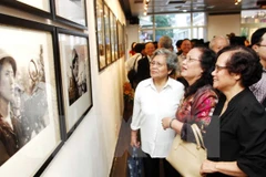 Hình ảnh thế giới đoàn kết với Việt Nam giải phóng đất nước 