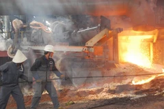 Công nhân đang làm việc tại một nhà máy gang thép. (Ảnh minh họa: Nguyễn Thắng/TTXVN)