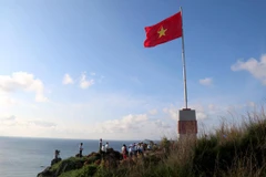 Lá cờ Tổ quốc tung bay trên đảo Phú Quý. (Ảnh: Nguyễn Thanh/Vietnam+)