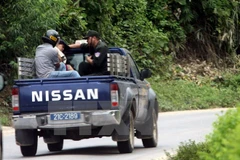 Nghi can được các chiến sĩ công an di lý về Lục Yên (Nguồn: TTXVN)