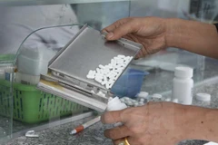 Kinh phí mua thuốc điều trị HIV/AIDS - Bài toán chưa có lời giải