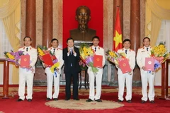 Chủ tịch nước Trương Tấn Sang trao quyết định bổ nhiệm chức danh kiểm sát viên Viện Kiểm sát nhân dân tối cao cho 5 cán bộ. (Ảnh: Nguyễn Khang/TTXVN) 