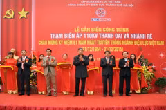 Cắt băng khánh thành trạm biến áp 110kV Thanh Oai. (Ảnh: Hoa Việt Cường/Vietnam+)