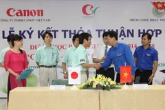 Lễ ký kết hợp tác dự án học bổng "Canon - Chắp cánh nhân tài” năm 2014. (Ảnh: Ngọc Anh/Vietnam+)