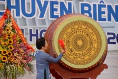 Phó Chủ tịch nước Nguyễn Thị Doan đánh trống khai giảng năm học mới 2015-2016. (Ảnh: Nguyễn Chinh/TTXVN) 