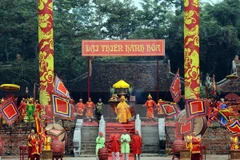 Biểu diễn nghệ thuật tái hiện cảnh Vua Lê đánh thắng giặc ngoại xâm. (Ảnh: Minh Đức/TTXVN)