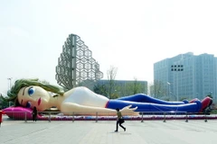 Độc đáo búp bê giáo dục giới tính khổng lồ tại Nam Kinh 