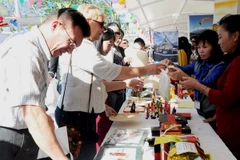 Gian hàng của Đại sứ quán Việt Nam luôn là một “điểm đến hấp dẫn” cho khách tham quan. (Nguồn: TTXVN) 