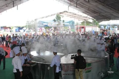 "Siêu lẩu lớn nhất Việt Nam" phục vụ 2.000 thực khách