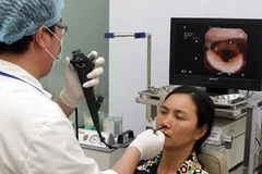 Chẩn đoán bệnh bằng kỹ thuật mới cho người bệnh tại bệnh viện Tai-Mũi-Họng Trung ương. (Ảnh: Dương Ngọc/TTXVN)