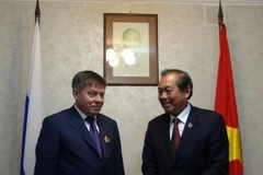 Chánh án Tòa án Nhân dân Tối cao Trương Hòa Bình trao tặng Kỷ niệm chương "Vì sự nghiệp Tòa án" của Việt Nam cho Chánh án Tòa án Tối cao Liên bang Nga Lebedev. (Ảnh: Quế Anh/Vietnam+) 