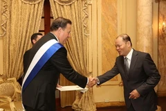 Đại sứ Việt Nam tại Panama Vũ Ngọc Minh trình quốc thư lên Tổng thống Juan Carlos Varela. (Nguồn: Đại sứ quán Việt Nam tại Panama)