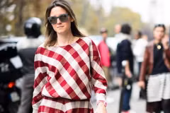 Gingham: Cuộc đổ bộ họa tiết ô vuông cổ điển mùa mốt Xuân Hè