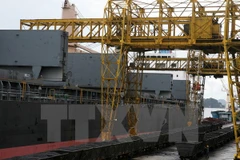 Bốc rót than xuống tàu tại cảng Cửa Ông (Quảng Ninh). (Ảnh: Ngọc Hà/TTXVN)