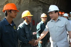 Phó Thủ tướng Hoàng Trung Hải thăm hỏi, động viên công nhân tại khu vực thi công hầm Đèo Cả. (Ảnh: Thế Lập/Vietnam+)