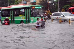 Một đoạn đường tại quận Tân Bình bị ngập sâu trong nước ngày 9/9. (Ảnh: Mạnh Linh/TTXVN)