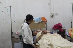 Nạn nhân trong vụ tai nạn giao thông cao tốc Nội Bài- Lào Cai được điều trị tại bệnh viện Đa khoa tỉnh Vĩnh Phúc. (Ảnh: Nguyễn Trọng Lịch/Vietnam+) 