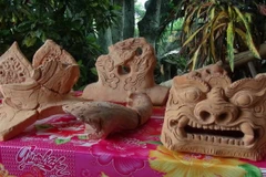 Hiện vật đầu sư tử có khắc chữ "Vương" khai quật được tại khu vực đền Thái Lăng, tỉnh Thái Bình. (Ảnh: Xuân Tiến/TTXVN) 