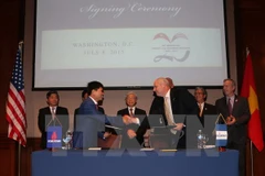 Đại diện Tập đoàn Dầu khí Việt Nam và Tập đoàn Murphy Oil ký Thỏa thuận hợp tác dầu khí nhằm phát triển kinh doanh tại Việt Nam, Hoa Kỳ và các nước thứ ba. (Ảnh: Trí Dũng/TTXVN)